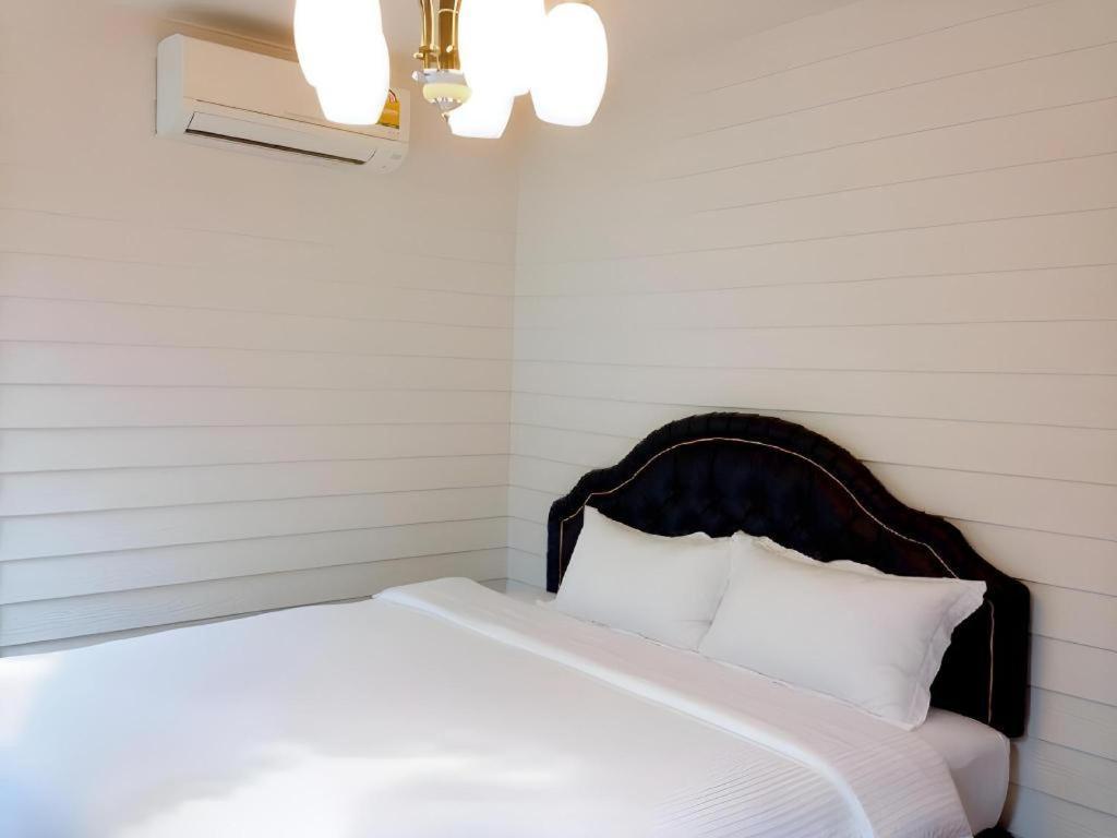 Ban Thungdang Housetel Bangkok Otel Dış mekan fotoğraf