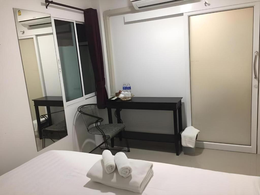 Ban Thungdang Housetel Bangkok Otel Dış mekan fotoğraf